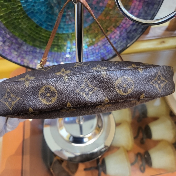 ❤️ Louis Vuitton Monogram Canvas Pochette Accessory (COA] - Picture 4 of 16